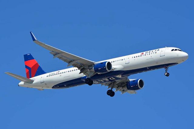 Airbus A321 (N313DN) - Delta Airbus A321-211 N313DN at Phoenix Sky Harbor on September 16, 2017. It first flew on November 4, 2016. Its construction number is 7381. It was delivered to Delta on November 10, 2016. 