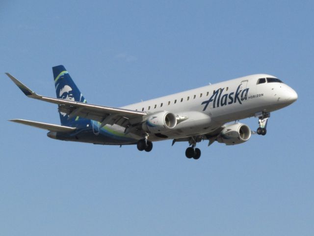 EMBRAER 175 (long wing) (N647QX) - Landing RWY 20R