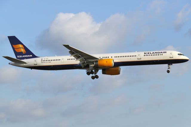 BOEING 757-300 (TF-FIX)