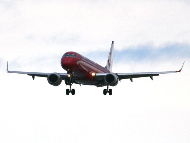 Embraer ERJ-190 (VH-ZPH) - On short finals for runway 05. Thursday 12th July 2012.