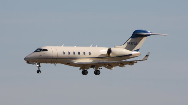 Bombardier Challenger 300 (N797CB)