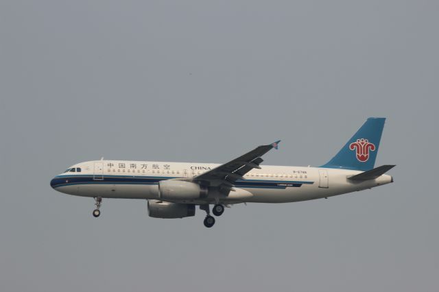 Airbus A320 (B-6786) - Some nice landings at Beijing Capital Airport parking lot...br /If only there weren't double fences I could get the touchdowns as well!