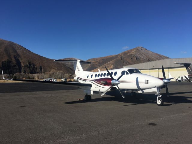 Beechcraft Super King Air 300 (N888HT)