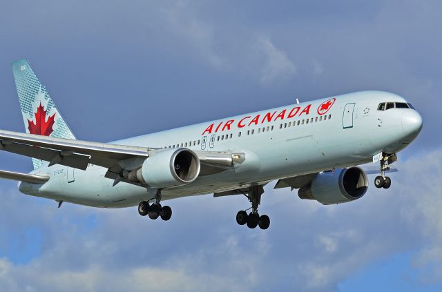 BOEING 767-300 (C-FCAE)