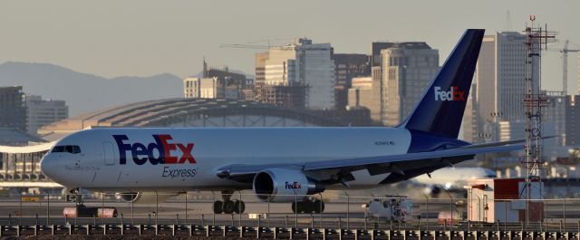 BOEING 767-300 (N299FE) - phoenix sky harbor international airport 02DEC20