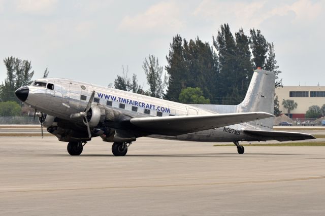 Douglas DC-3 (N587MB)