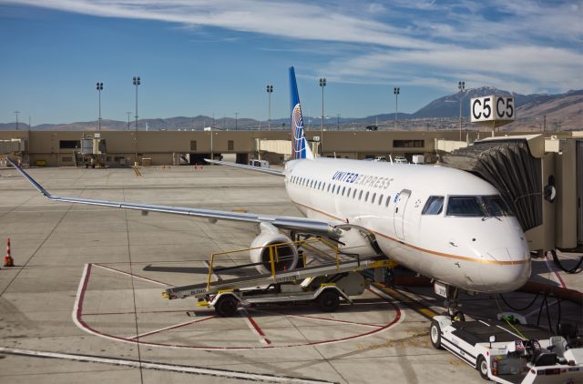 EMBRAER 175 (long wing) (N211SY)