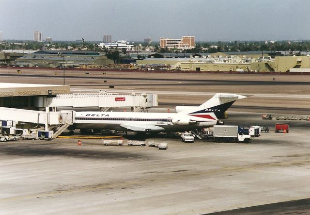 BOEING 727-200 (N523DA) - N523DA waiting at the gate for PAX- headed for KSLC