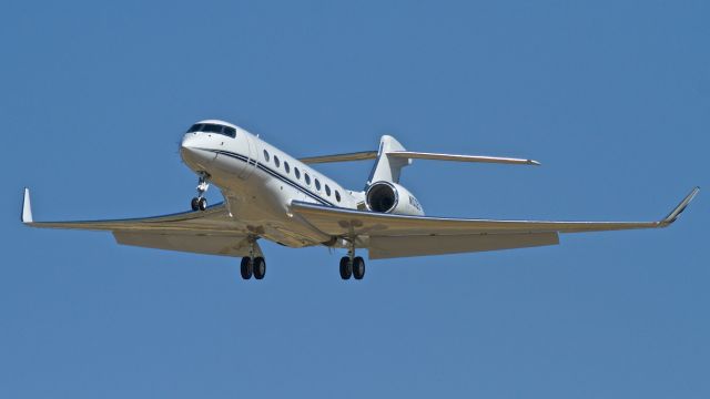 Gulfstream Aerospace Gulfstream G650 (N100ES) - Disneys G650 on short final for Runway 8