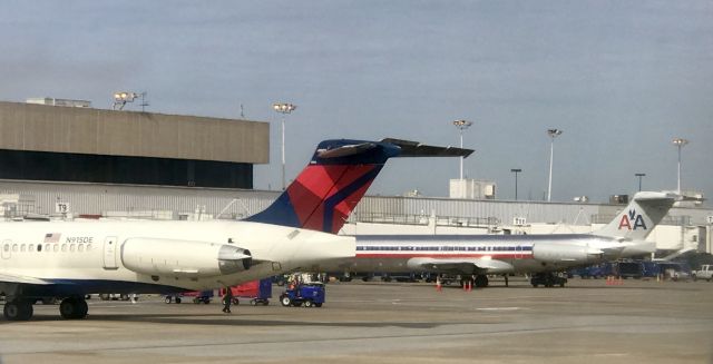 McDonnell Douglas MD-88 (N915DE) - Two different MD-80s at ATL.