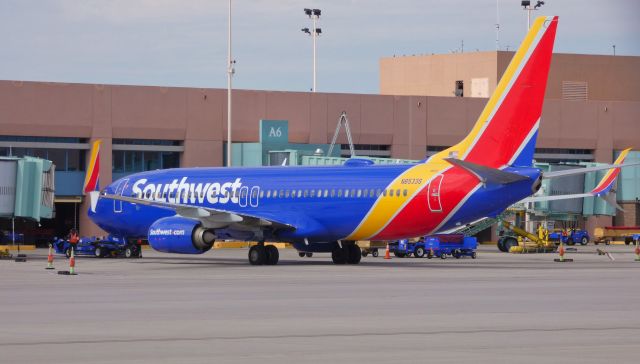 Boeing 737-800 (N8533S)