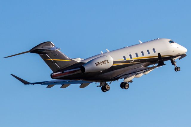 Canadair Challenger 350 (N586FX)