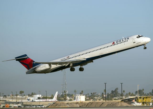 McDonnell Douglas MD-90 (N957DN)