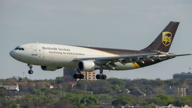 Airbus A300F4-600 (N145UP) - On short final for 4br /3/13/18