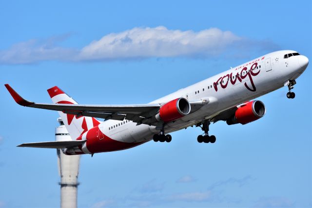 BOEING 767-300 (C-GHLV) - Air Canada Rouge Boeing 767-333(ER)(WL) departing YYC on Aug 17.