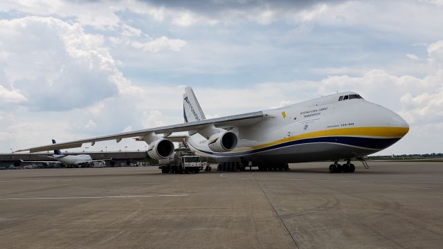 Antonov An-12 (UR-82073)