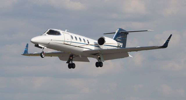 Learjet 31 (N276PS) - A Learjet 31A on final to Runway 36 at Pryor Field Regional Airport, Decatur, AL - April 27, 2018.