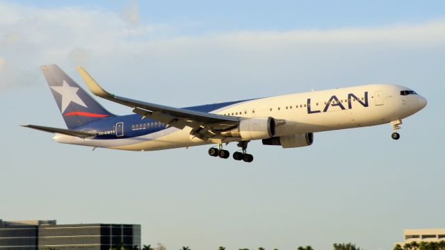 BOEING 767-300 (CC-CWY)