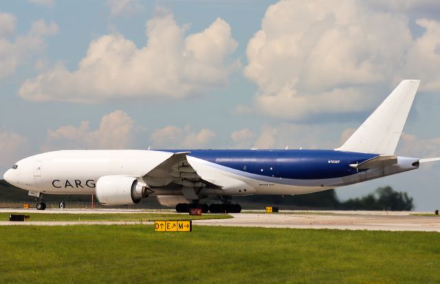 BOEING 777-200LR (N703GT)