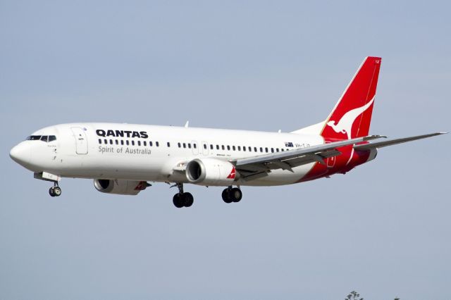 BOEING 737-400 (VH-TJZ) - A Qantas old girl on short finals for runway 05. Friday, 19th February 2013.