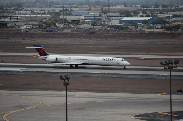 McDonnell Douglas MD-90 (N920DN)