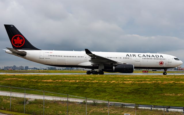 Airbus A330-300 (C-GKUG)