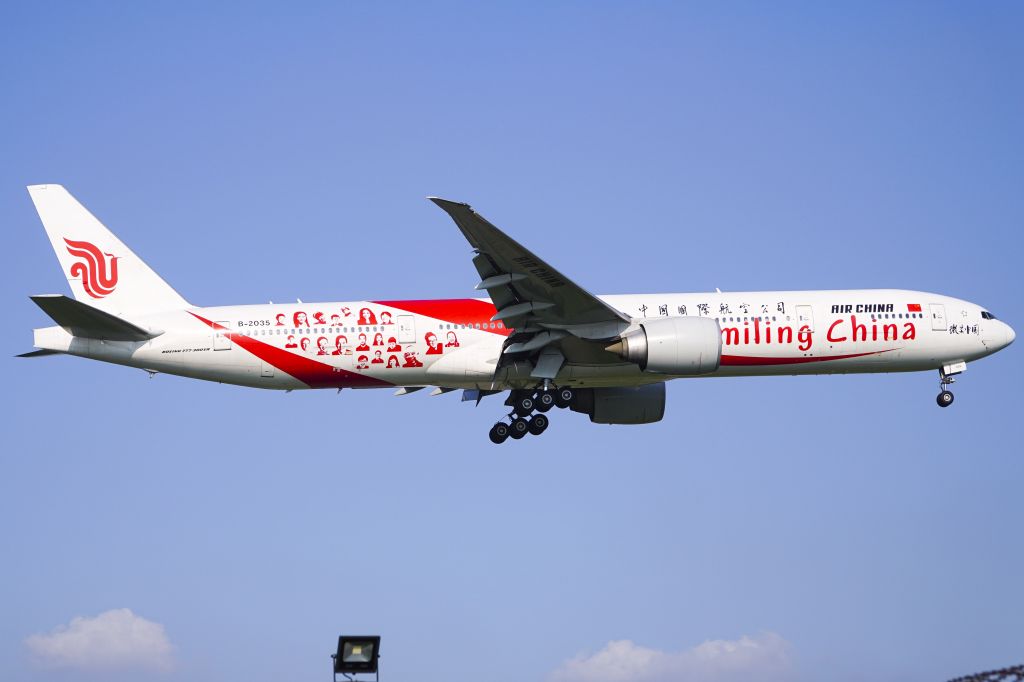 BOEING 777-300 (B-2035) - 微笑中国