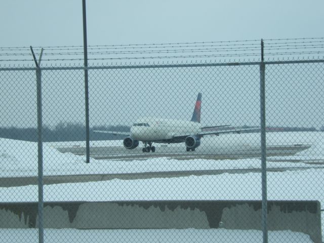 Airbus A320 (N325US) - N325US taxing to get itself deiced before takeoff.br /br /Taken 02/16/2014