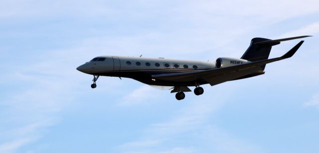 Gulfstream Aerospace Gulfstream G650 (N654FX) - About to touch down is this 2016 Gulfstream 650ER in the Spring of 2024.