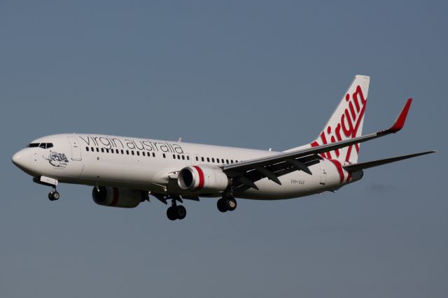 Boeing 737-800 (VH-VUI) - On finals to runway 05. landing as VA223 from Melbourne.