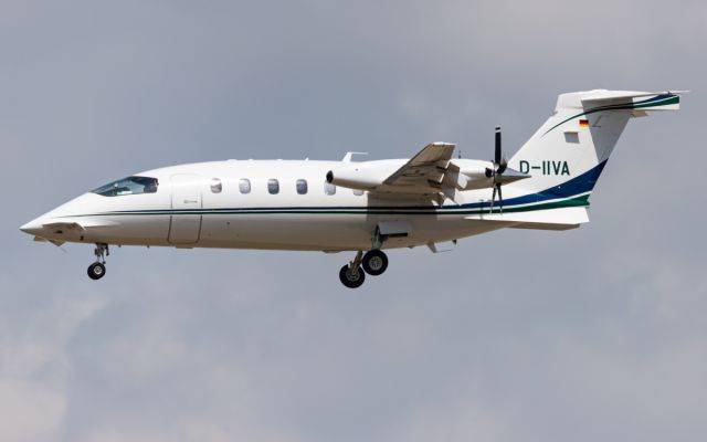 Piaggio P.180 Avanti (D-IIVA)