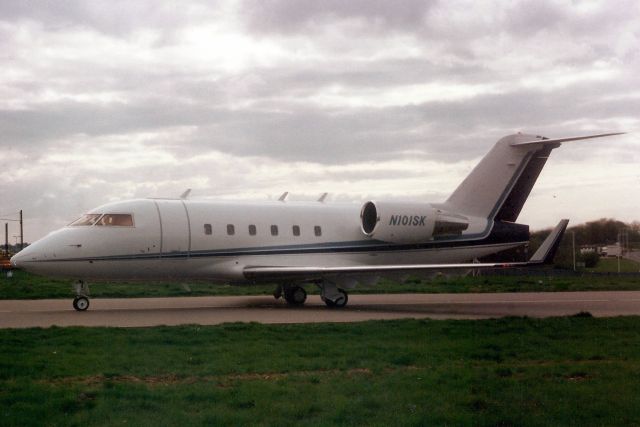 Canadair Challenger (N101SK) - Taxiing for departure in May-92.br /br /Reregistered N527JA 22-May-00.