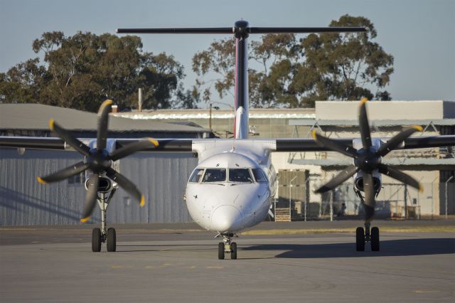 de Havilland Dash 8-400 (VH-QOS) - QantasLink (VH-QOS) Bombardier DHC-8-402Q taxiing to bay 3, due to bay 4 being unserviceable again, at Wagga Wagga Airport.