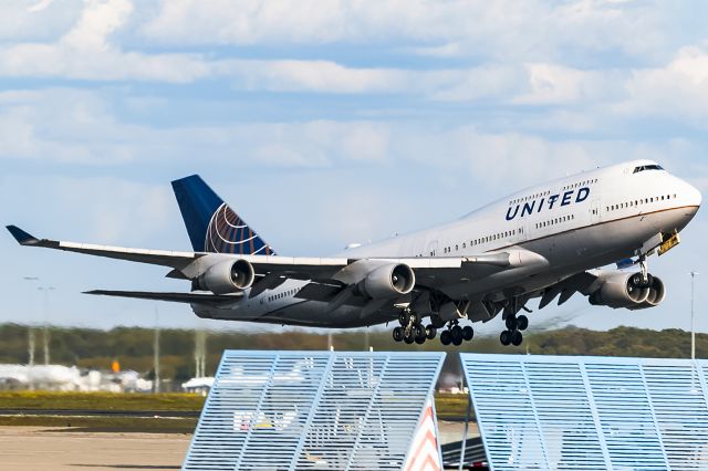 Boeing 747-400 (N128UA)