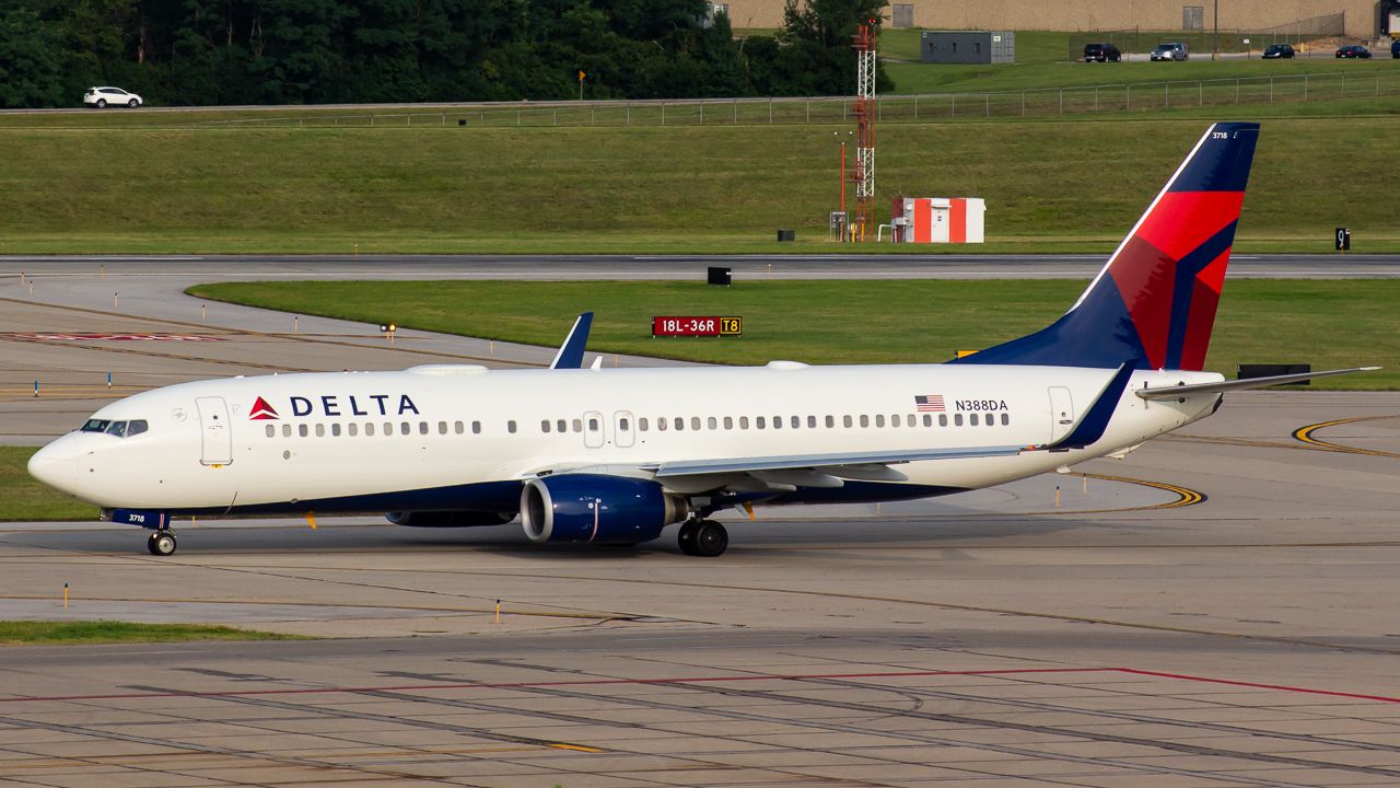 Boeing 737-800 (N388DA)