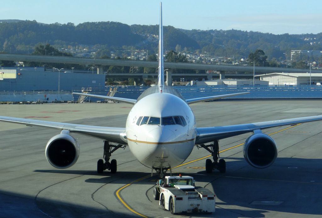 BOEING 767-300 (N666UA)