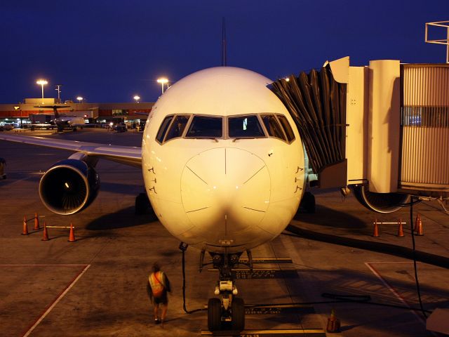 BOEING 767-300 (N143DA)