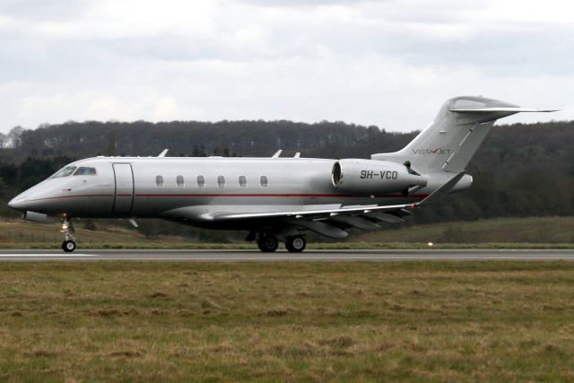 Canadair Challenger 350 (9H-VCO) - VistaJet Challenger 350 landing on rwy 26 on 29-Mar-18 arriving from EKRK as VJT449.