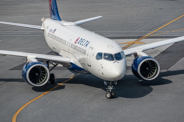 Airbus A220-100 (N121DU)