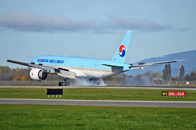 Boeing 777-200 (HL8075)