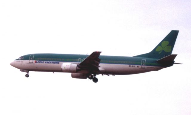 BOEING 737-400 (EI-BXI) - Apple Vacations B737-400 in Aer Lingus colors doing a charter in March 2001. 
