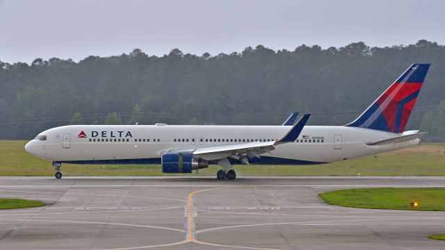 BOEING 767-300 (N178DN) - Delta Airlines Boeing 767-300 (N178DN) arrives at KRDU Rwy 23R on 6/17/2017 at 1:51 pm.