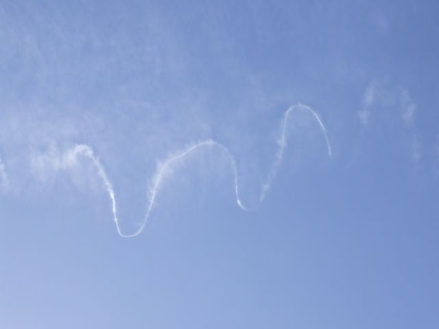 — — - A con trail I saw this morning (12 April 2015 @10:40ish) from Oxfordshire