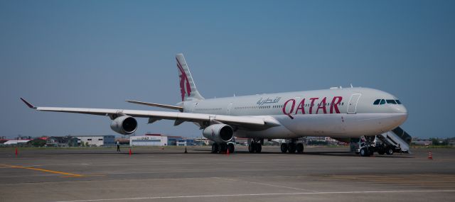 Airbus A340-300 (A7-AAH)