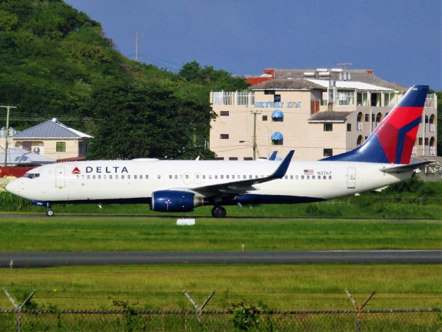 Boeing 737-800 (N3767)