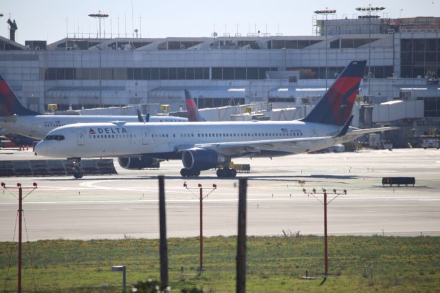 Boeing 757-200 (N6705Y)