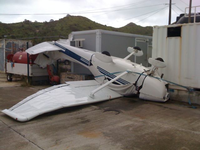 Cessna Skyhawk (F-BXZZ) - Sad morning after hurricane Earl