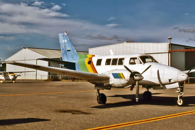 Robinson R-22 (VH-RUU) - BEECH A65-8200 COMMUTER - REG : VH-RUU (CN LC/311) - PARAFIELD AIRPORT ADELAIDE SA. AUSTRALIA - YPPF 14/7/1995