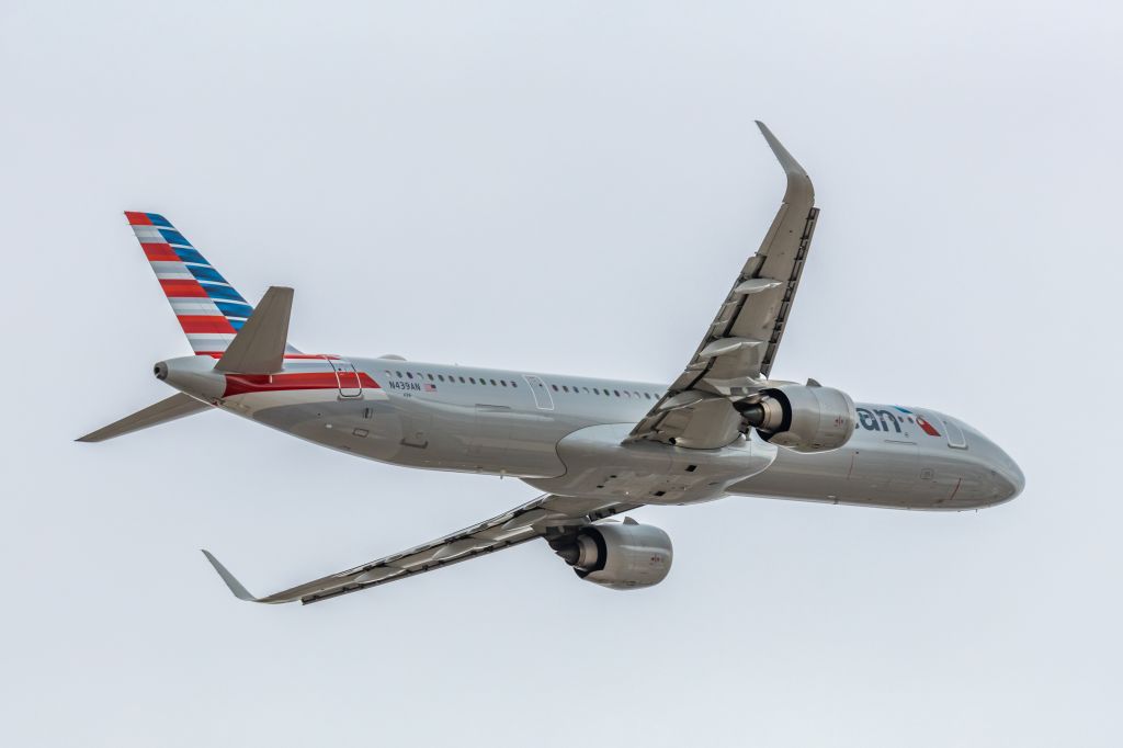 Airbus A321neo (N439AN) - An American Airlines A321 neo taking off from PHX on 3/11/23. Taken with a Canon R7 and Canon 100-400 EF L II lens.