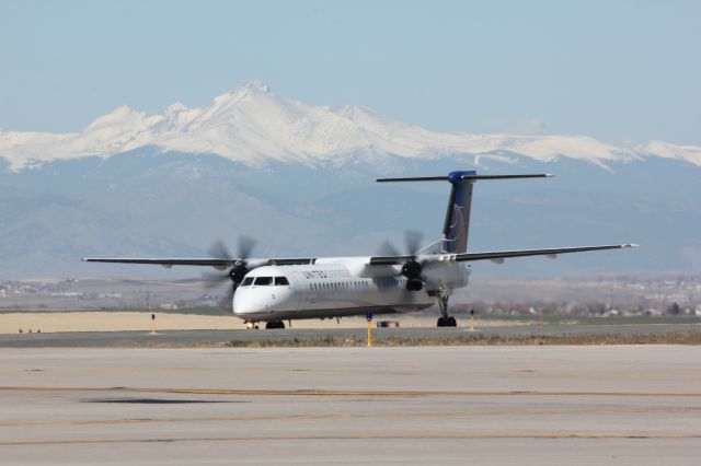 de Havilland Dash 8-400 (N345NG) - Longs Peak in the background